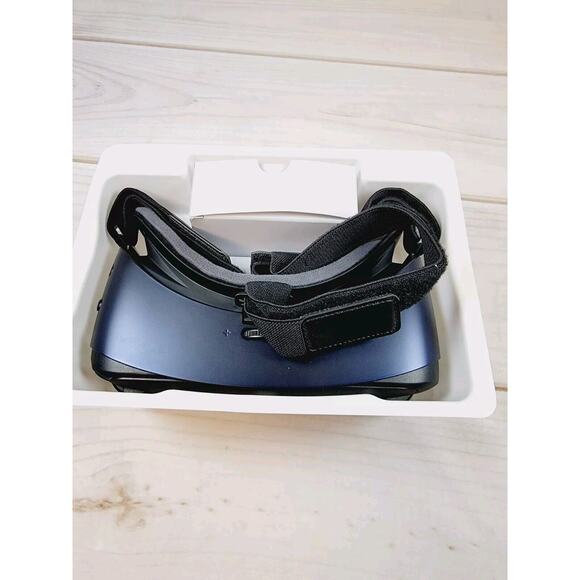 Samsung Gear VR Powered by Oculus SM-R323 Virtual Reality Headset - Picture 15 of 15